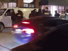 Un’auto si lancia contro la folla fuori da un bar della California, esplodono colpi di arma da fuoco in una scena caotica ripresa in video