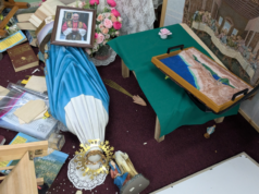 I chief della scuola cattolica profanata sollecitano la preghiera per i colpevoli dopo la distruzione della statua di Maria e del tabernacolo