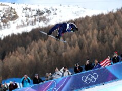 La stella della NFL Myles Garrett diventa fotografo per la storica impresa olimpica della fidanzata Chloe Kim
