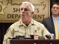 Lo sceriffo della contea di Pima non è estraneo alle polemiche mentre le critiche sul caso Nancy Guthrie aumentano