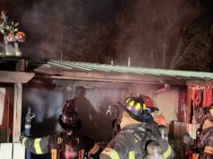 Il vicesceriffo della Florida salva una donna priva di sensi dall’incendio di una casa e la porta in salvo