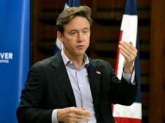 Il sindaco di Denver ordina l’arresto degli agenti dell’ICE se “aggrediscono o sparano” ai residenti