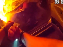 Il drammatico video della bodycam cattura l’agente che trascina una donna da un incidente d’auto in fiamme: “Sono arrivato da lei appena in tempo”