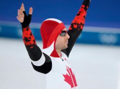 Il pattinatore di velocità canadese Laurent Dubreuil vince il bronzo olimpico nei 500 metri