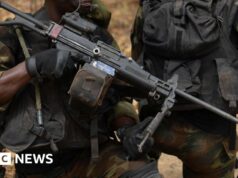 Uncommon condanne al carcere comminate a soldati camerunensi dopo l’uccisione di 21 civili