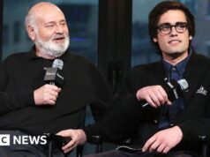 Il figlio del regista Rob Reiner si dichiara non colpevole dell’omicidio dei genitori
