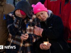 “I canadesi sono con voi”, cube il Primo Ministro alla veglia di Tumbler Ridge