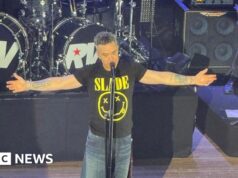 Una fan che ha dato il numero a Robbie da adolescente si unisce a lui sul palco