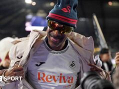 La surreale visita di Snoop Dogg allo Swansea FC preannuncia un dramma finale