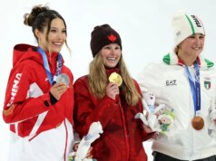 La controversa sciatrice Eileen Gu si accontenta dell’argento dopo che la difesa della medaglia d’oro non è riuscita a Milano