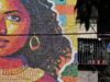 La Monna Lisa di El Salvador si trasforma in un colorato murale di 13 metri realizzato con berretti riciclati