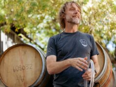 Un uomo ha dormito nel suo camion per inseguire un sogno: ora sta inserendo il vino dell’Arizona sulla mappa nazionale