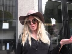 Brandi Glanville afferma che le protesi mammarie hanno causato parassiti sul viso