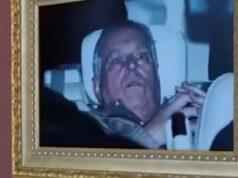 “Adesso sta sudando”: gli attivisti appendono la foto dell’arresto dell’ex principe Andrea all’interno del Museo del Louvre in Francia