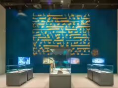 La Mecca svela il Corano Blu: le immagini virali di un capolavoro di 1.100 anni con i versi della Surah Al-Baqarah fanno il giro di Web