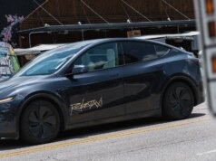 Documenti governativi rivelano nuovi dettagli sulle babysitter umane di Tesla e Waymo Robotaxis