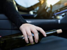 5 posti in cui non dovresti mai tenere una bottiglia di vino, secondo gli esperti