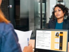 Alcune persone in cerca di lavoro pagano migliaia di dollari solo per ottenere un colloquio