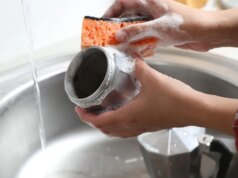 Potresti lavare la tua caffettiera troppo spesso, secondo un esperto