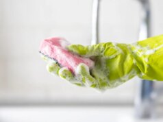 8 comuni utensili da cucina da sostituire più spesso (sì, il tuo fidato cucchiaio di legno è incluso)