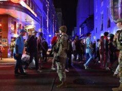 Un soldato della Guardia Nazionale lascia il fucile nel bagno di New Orleans