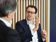 Trump cube ai federali di smettere di usare l’intelligenza artificiale di Claude dopo che Anthropic ha resistito alle restrizioni di sorveglianza