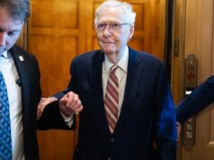 Il senatore Mitch McConnell ricoverato in ospedale "sintomi simil-influenzali"