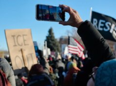 Se stai partecipando a una protesta, ecco come essere intelligente con il tuo telefono