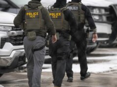 Il DOJ ritira le accuse contro gli uomini accusati di aver aggredito l’ICE, citando "incoerente" prova