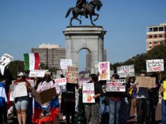 Abbiamo imparato come condividere informazioni sulle incursioni dell’ICE e della polizia su app come Ring Neighbours