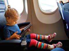 Famiglia indignata dopo che una delle principali compagnie aeree ha separato il bambino dai genitori, scatenando un dibattito virale