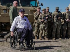 Abbott invia agenti di polizia del Texas al confine dopo che l’uccisione del boss del cartello ha scatenato la violenza in Messico