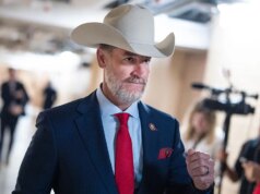 Il repubblicano alla Digicam Greg Steube presenta un disegno di legge per annullare il controverso programma di visti H-1B