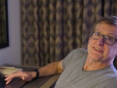 Louis Theroux si scontra con gli influencer per Contained in the Manosphere. Guarda il teaser.