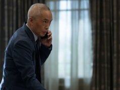 Ken Leung dell’industria sul sacrificio dell’episodio 6 di Eric: è la sua ultima dimostrazione d’amore