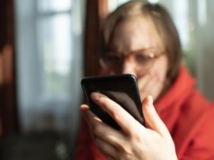 Bandiere rosse di truffe romantiche a cui prestare attenzione