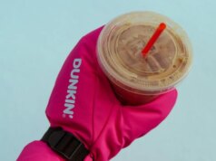 Dunkin regala gratuitamente guanti da caffè ghiacciato in edizione limitata: ecco come ottenerli oggi