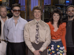 Connor Storrie pomicia con Sarah Sherman nel promo di SNL