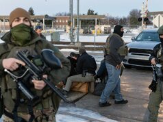 La reazione negativa cresce dopo che il giudice nominato da Clinton ha liberato i migranti per aver mascherato gli agenti dell’ICE