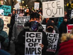 I repubblicani sostengono il giro di vite di Trump sull’immigrazione mentre il sostegno indipendente si riduce, secondo un sondaggio