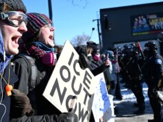 L’università cattolica dell’Illinois si allontana per alcune lezioni dopo che la presenza dell’ICE ha suscitato preoccupazione