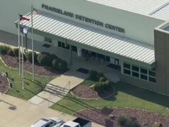 Il processo contro la maglietta dell’avvocato difensore è stato dichiarato nullo nel processo di imboscata nel centro di detenzione dell’ICE in Texas