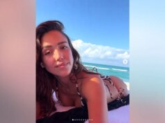 Jessica Alba sfoggia addominali tonici nelle foto in bikini durante le vacanze a Miami con il fidanzato Danny Ramirez