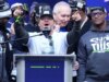 Il GM dei Seahawks John Schneider diventa virale dopo l’imbarazzante discorso sul contratto di Kenneth Walker III alla parata del Tremendous Bowl LX