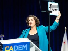 Katie Porter tiene il cartello “F — TRUMP” alla conference democratica della California