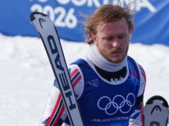 Lo sciatore norvegese ha un crollo epico dopo un errore costoso con l’oro olimpico in vista durante una gara di slalom