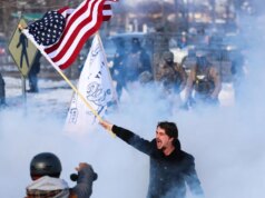 I critici hanno avvertito che le deportazioni di Trump avrebbero scatenato spargimenti di sangue: gruppi progressisti riferiscono che gli omicidi della polizia sono diminuiti