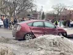 La polizia del Minnesota afferma che un veicolo ritenuto inseguito da agenti federali si è schiantato in centro, ne conseguono le proteste