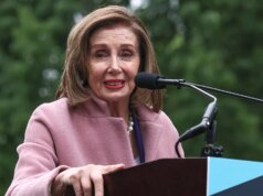 Pelosi sostiene il nipote di JFK alle primarie della Digicam Democratica