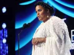 L’attrice Natasha Rothwell cube “cazzo ICE” agli Unbiased Spirit Awards